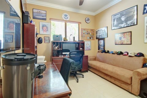 House in Miami, Florida 4 bedrooms, 165.55 sq.m. № 1881825 - photo 8