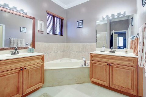 House in Miami, Florida 4 bedrooms, 165.55 sq.m. № 1881825 - photo 20