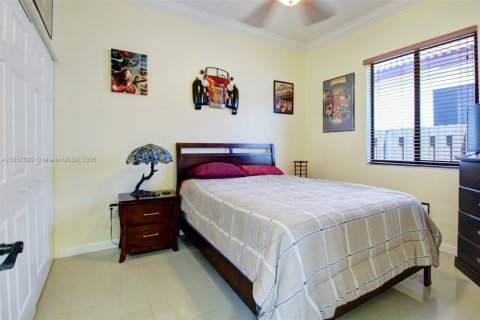 House in Miami, Florida 4 bedrooms, 165.55 sq.m. № 1881825 - photo 27
