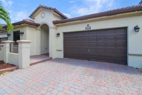 House in Miami, Florida 4 bedrooms, 165.55 sq.m. № 1881825 - photo 5