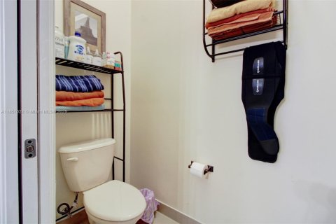 House in Miami, Florida 4 bedrooms, 165.55 sq.m. № 1881825 - photo 22
