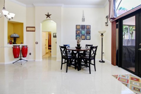 House in Miami, Florida 4 bedrooms, 165.55 sq.m. № 1881825 - photo 16