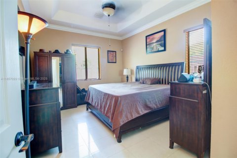 House in Miami, Florida 4 bedrooms, 165.55 sq.m. № 1881825 - photo 17