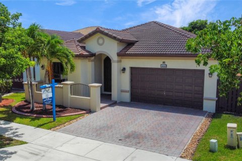 House in Miami, Florida 4 bedrooms, 165.55 sq.m. № 1881825 - photo 2
