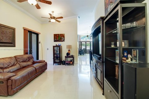 House in Miami, Florida 4 bedrooms, 165.55 sq.m. № 1881825 - photo 12