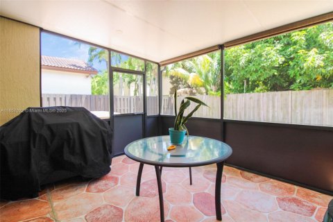 House in Miami, Florida 4 bedrooms, 165.55 sq.m. № 1881825 - photo 29