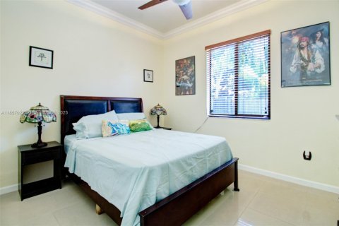 House in Miami, Florida 4 bedrooms, 165.55 sq.m. № 1881825 - photo 25