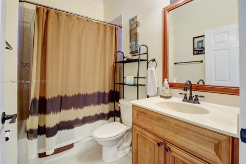 House in Miami, Florida 4 bedrooms, 165.55 sq.m. № 1881825 - photo 24