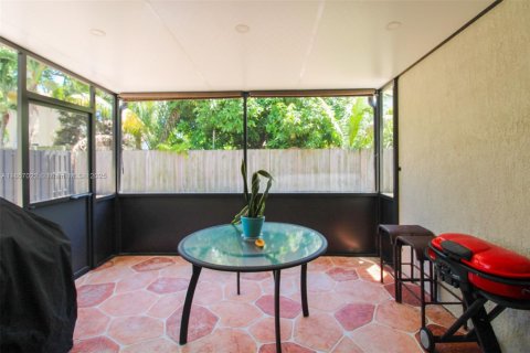House in Miami, Florida 4 bedrooms, 165.55 sq.m. № 1881825 - photo 28