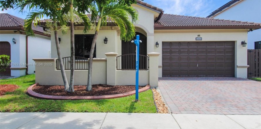 House in Miami, Florida 4 bedrooms, 165.55 sq.m. № 1881825