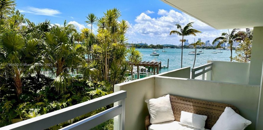 Condominio en Miami Beach, Florida, 2 dormitorios  № 1647232