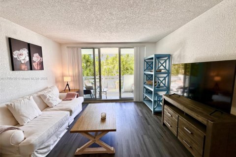 Condominio en alquiler en Miami Beach, Florida, 2 dormitorios, 98.66 m2 № 1647232 - foto 3