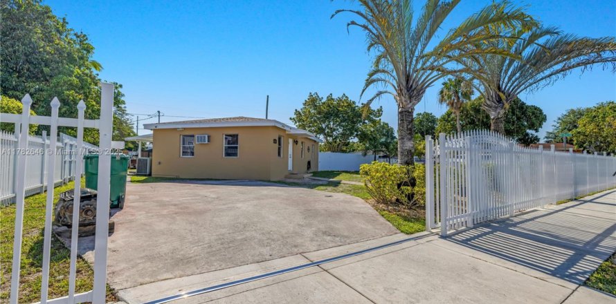 Casa en Miami Gardens, Florida 3 dormitorios, 100.33 m2 № 1940042