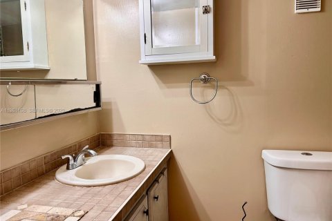 Condo in Hollywood, Florida, 2 bedrooms № 2030950 - photo 5