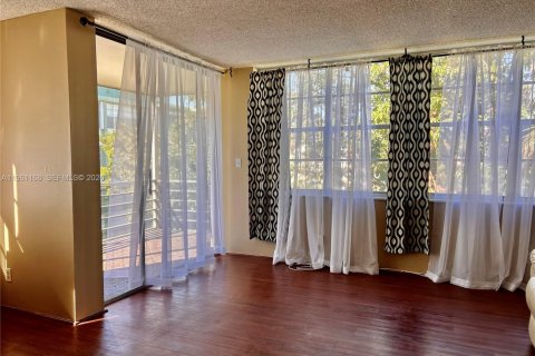 Condo in Hollywood, Florida, 2 bedrooms № 2030950 - photo 8