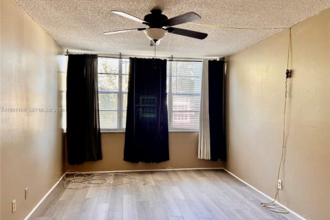 Condo in Hollywood, Florida, 2 bedrooms № 2030950 - photo 4