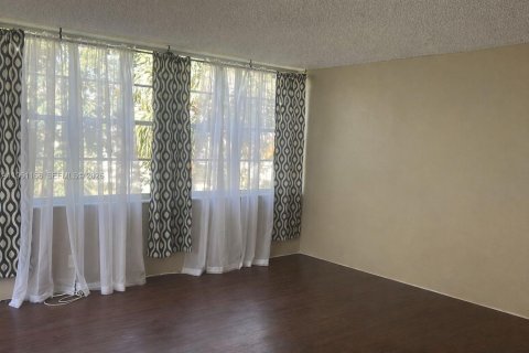 Condo in Hollywood, Florida, 2 bedrooms № 2030950 - photo 7