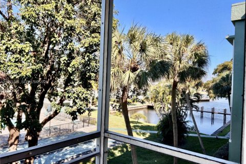 Condo in Hollywood, Florida, 2 bedrooms № 2030950 - photo 10