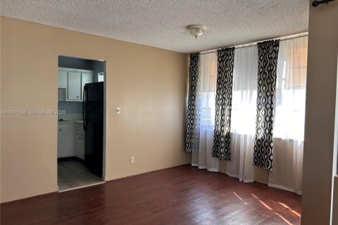 Condo in Hollywood, Florida, 2 bedrooms № 2030950 - photo 9