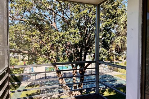 Condo in Hollywood, Florida, 2 bedrooms № 2030950 - photo 11