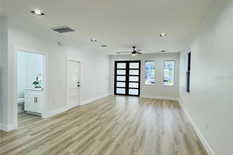 House in Tampa, Florida 3 bedrooms, 207.64 sq.m. № 1869761 - photo 6