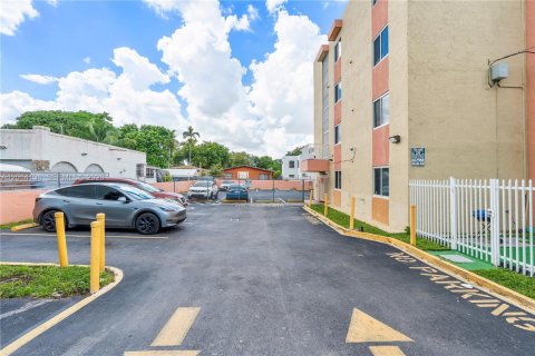 Immobilier commercial à vendre à Miami, Floride: 2406.08 m2 № 2076218 - photo 5