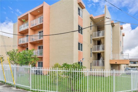 Immobilier commercial à vendre à Miami, Floride: 2406.08 m2 № 2076218 - photo 3