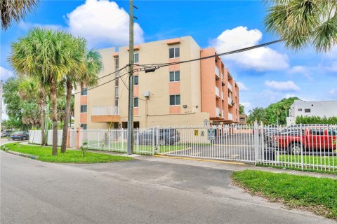 Immobilier commercial à vendre à Miami, Floride: 2406.08 m2 № 2076218 - photo 2