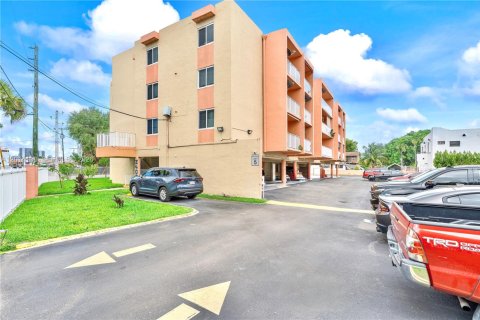 Immobilier commercial à Miami, Floride 2406.08 m2 № 2076218