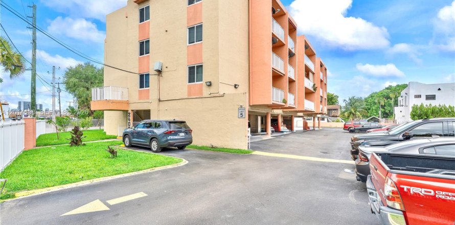 Immobilier commercial à Miami, Floride 2406.08 m2 № 2076218