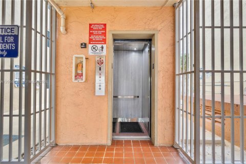 Immobilier commercial à vendre à Miami, Floride: 2406.08 m2 № 2076218 - photo 30