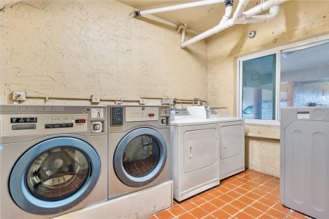 Immobilier commercial à vendre à Miami, Floride: 2406.08 m2 № 2076218 - photo 28