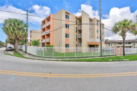 Immobilier commercial à vendre à Miami, Floride: 2406.08 m2 № 2076218 - photo 4