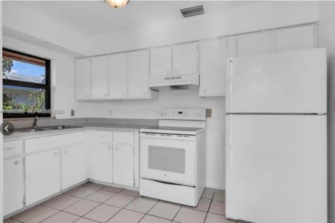 Villa ou maison à louer à Fort Lauderdale, Floride: 1 chambre, 188.13 m2 № 2048474 - photo 7