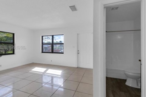 Villa ou maison à louer à Fort Lauderdale, Floride: 1 chambre, 188.13 m2 № 2048474 - photo 4