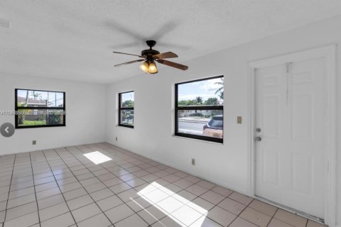 Villa ou maison à louer à Fort Lauderdale, Floride: 1 chambre, 188.13 m2 № 2048474 - photo 2
