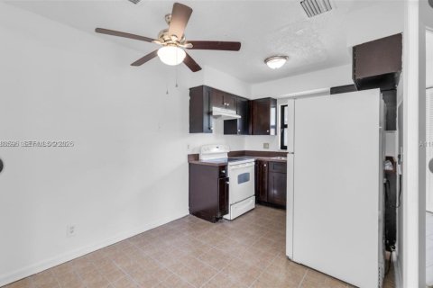 Villa ou maison à louer à Fort Lauderdale, Floride: 1 chambre, 188.13 m2 № 2048474 - photo 9