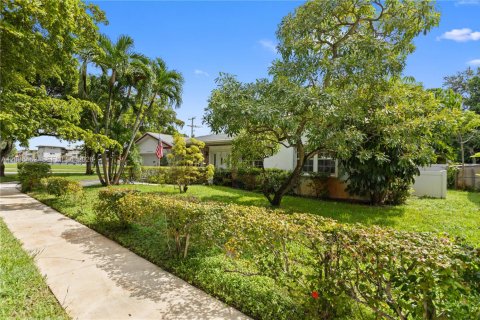 Villa ou maison à vendre à Plantation, Floride: 4 chambres, 186.36 m2 № 2390412 - photo 10