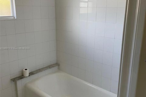 Apartment in Fort Lauderdale, Florida 2 bedrooms, 169.64 sq.m. № 1979089 - photo 7