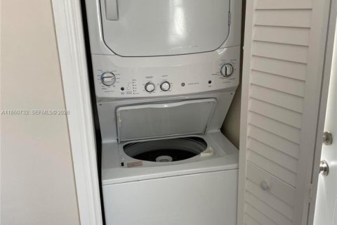 Apartment in Fort Lauderdale, Florida 2 bedrooms, 169.64 sq.m. № 1979089 - photo 17