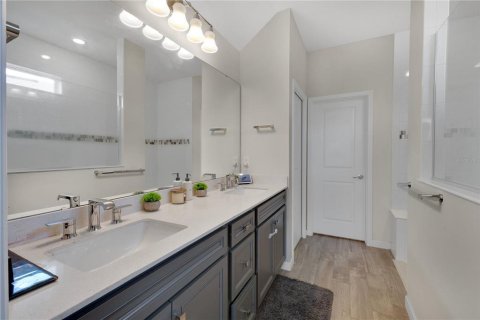 Casa en venta en Orlando, Florida, 5 dormitorios, 275.73 m2 № 1905330 - foto 18