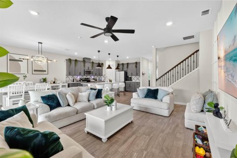 Casa en venta en Orlando, Florida, 5 dormitorios, 275.73 m2 № 1905330 - foto 5