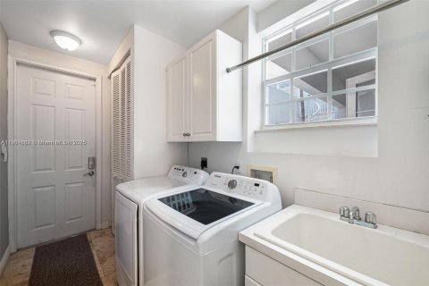 Townhouse in Miami, Florida 3 bedrooms, 190.08 sq.m. № 1951785 - photo 22