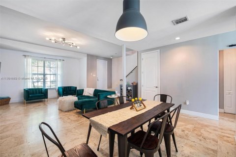 Townhouse in Miami, Florida 3 bedrooms, 190.08 sq.m. № 1951785 - photo 10