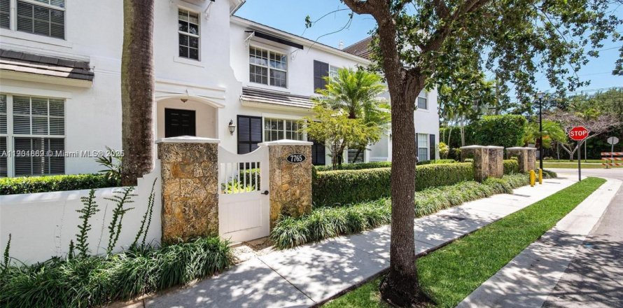 Townhouse in Miami, Florida 3 bedrooms, 190.08 sq.m. № 1951785