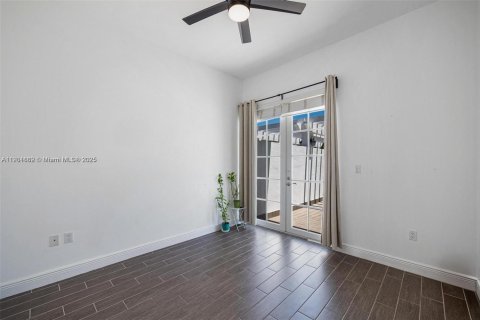 Townhouse in Miami, Florida 3 bedrooms, 190.08 sq.m. № 1951785 - photo 15