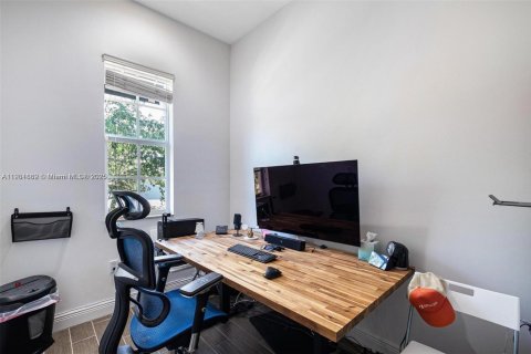 Townhouse in Miami, Florida 3 bedrooms, 190.08 sq.m. № 1951785 - photo 18