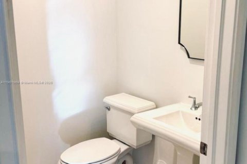 Townhouse in Miami, Florida 3 bedrooms, 190.08 sq.m. № 1951785 - photo 12