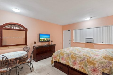 Condo in Hallandale Beach, Florida, 1 bedroom  № 1858971 - photo 4