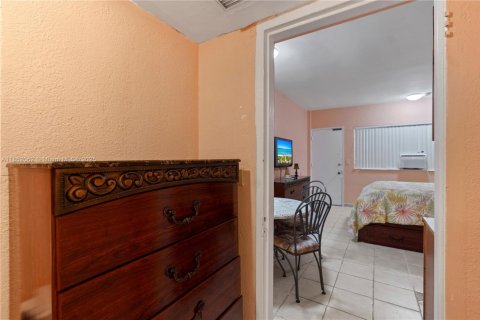 Condo in Hallandale Beach, Florida, 1 bedroom  № 1858971 - photo 10